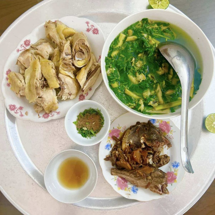 Mâm cơm cữ bố chồng nấu cho con dâu - 3