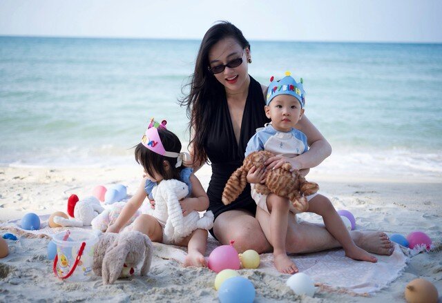Phương Oanh bên cặp song sinh đáng yêu.