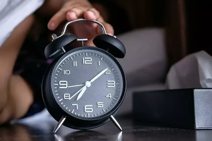 Nhiều người vùng dậy ngay khi nghe chuông báo thức. Ảnh: Pexels