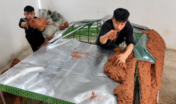 Quá trình chế tạo bắt đầu bằng việc hàn một bộ khung thép ống theo thiết kế riêng. 