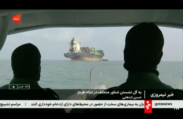 Iran đóng cửa eo biển Hormuz, tập kích căn cứ Mỹ tại Vùng Vịnh