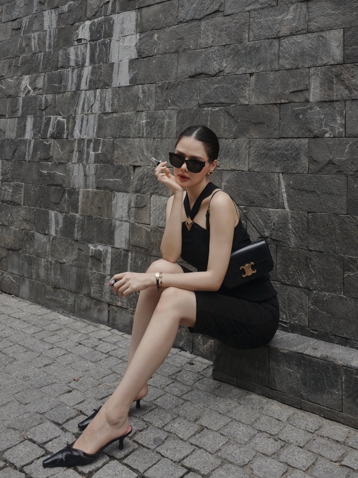 cắt giảm triệt để lượng tinh bột, tạm biệt với các món chứa nước dùng quen thuộc như bún, phở hay miến. Bên cạnh đó, cô cũng tuyệt giao hoàn toàn với đồ ngọt, từ bỏ thói quen uống trà sữa và ăn bánh ngọt mỗi ngày. 