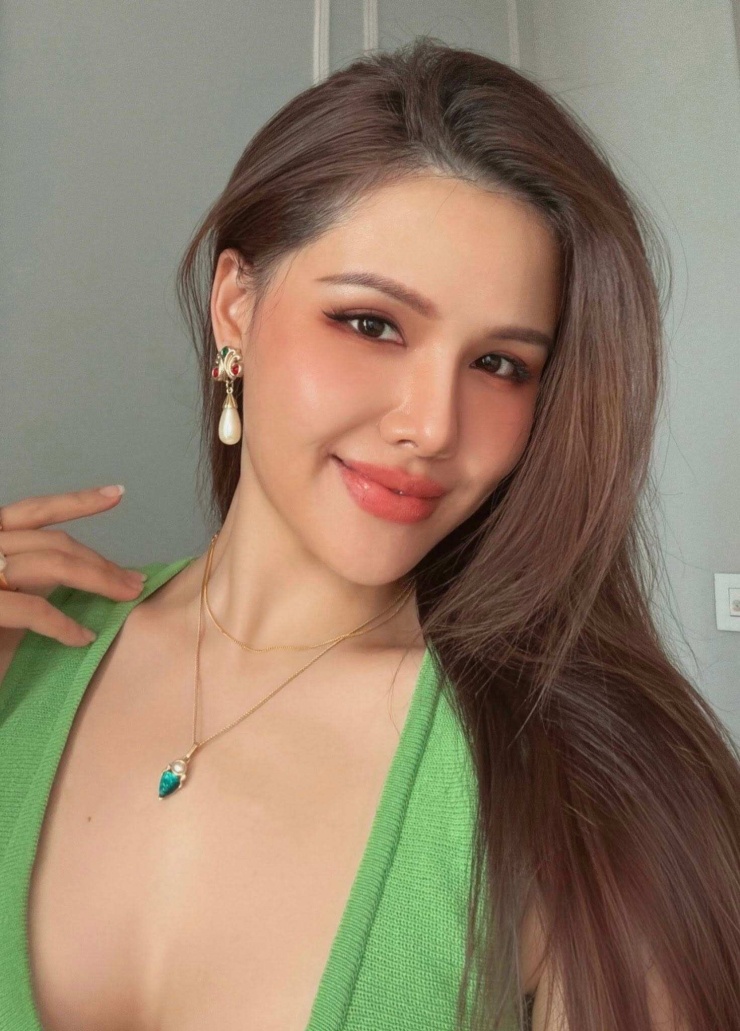 Những hình ảnh gần đây được Phanh Lee chia sẻ cho thấy quá trình siết mỡ thành công đã mang lại cho cô sự tự tin tuyệt đối mỗi khi xuất hiện. Nữ diễn viên "cân đẹp" những thiết kế kén dáng như thiết kế xẻ ngực táo bạo, áo crop-top khoe eo thon hay những chiếc quần jean năng động, trẻ trung kết hợp cùng phụ kiện vintage làm điểm nhấn khi xuống phố.