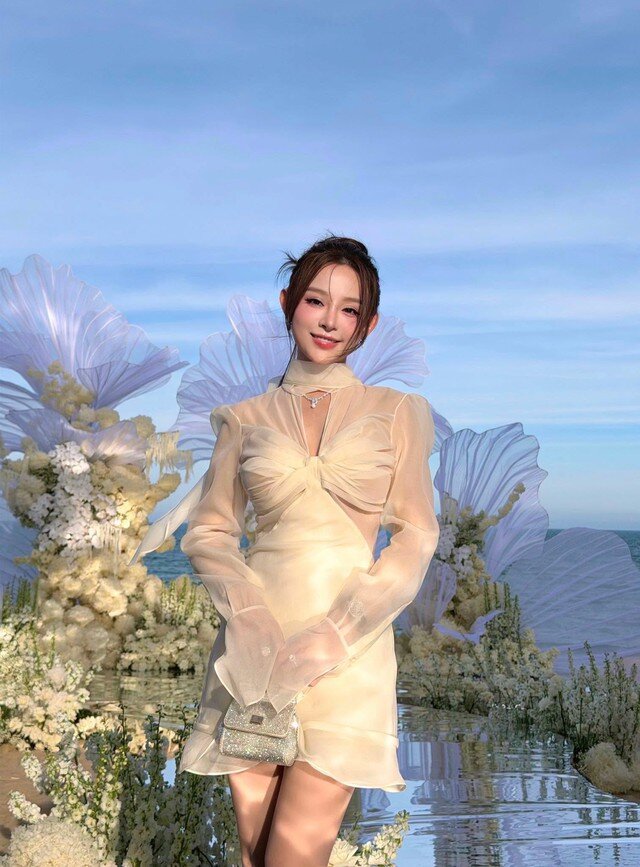 Trong các sự kiện, người đẹp thường xuất hiện với những mẫu váy dạ hội ôm sát, chất liệu ánh kim, xuyên thấu hoặc có đường cắt xẻ ở phần eo, lưng hay đùi nhằm tôn đường cong cơ thể. Các thiết kế được phối cùng trang sức cao cấp, túi xách hàng hiệu và kiểu tóc tối giản, giúp tổng thể trở nên tinh tế thay vì phô trương.