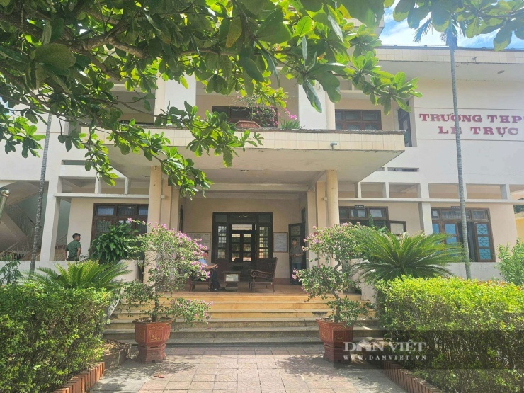 Trường THPT Lê Trực sáng 10/7, thời điểm các cơ quan chức năng làm việc để xác minh thông tin tố cáo liên quan đến kỳ thi tốt nghiệp THPT năm 2026. Ảnh: Trần Anh