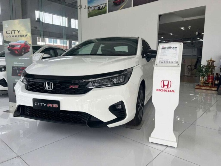 Honda City giảm 100% lệ phí trước bạ.