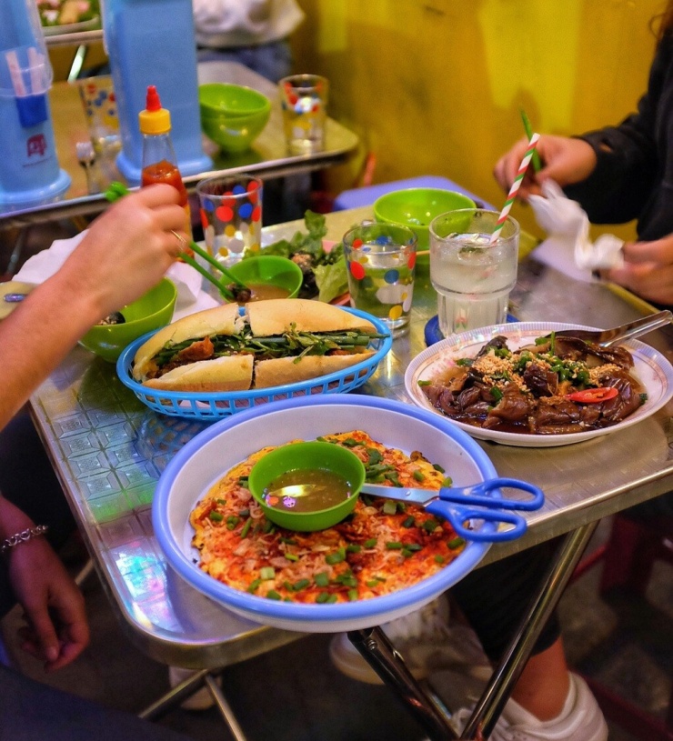 Khánh xem bánh tráng nướng Đà Lạt là món ăn chơi đúng tinh thần và tên gọi của quán, có thể nhâm nhi vào bất cứ lúc nào.