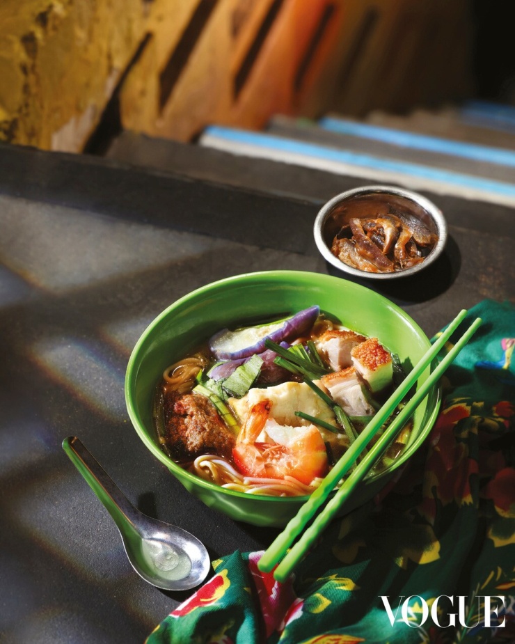 Từ món ăn khiến nhiều thực khách la ó vì nặng mùi, bún mắm miền Tây tại Ăn Chơi được Vogue Hong Kong giới thiệu.