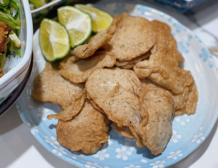 Loại cá rẻ tiền, giàu selen, lượng protein ngang với cá thu, đem nấu bún thơm ngon, tròn vị, hấp dẫn - 2