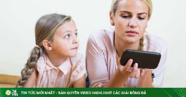 Cha mẹ nghiện smartphone làm con cái khó thành công hơn?