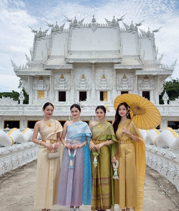 Hoa hậu Ý Nhi 'gây bão' ở Thái Lan - 6
