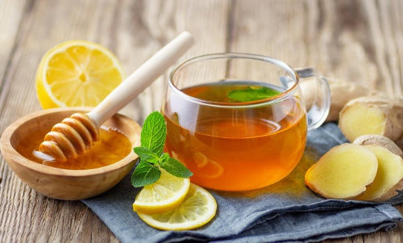Sử dụng nửa quả chanh, 2 thìa mật ong, khuấy đều với nước ấm cho mật ong và nước chanh tan vào nhau. Nên uống vào buổi sáng sau khi ngủ dậy để có hiệu quả tốt nhất.