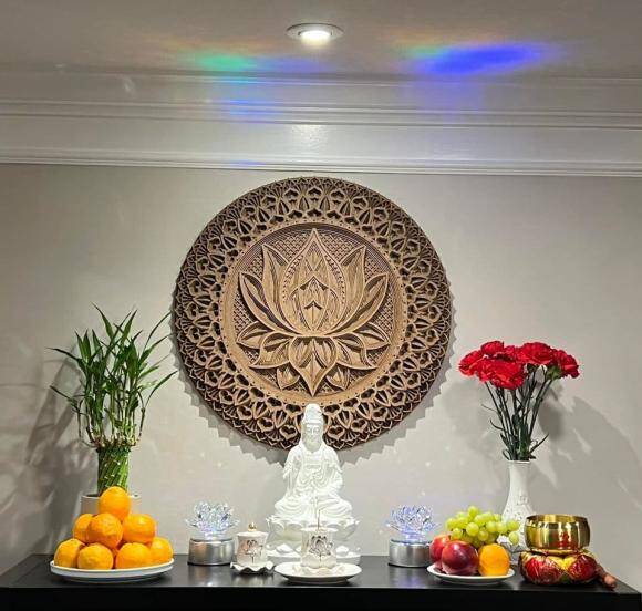 Trong nhà, dù sang Mỹ, gia đình Trang Trần vẫn giữ những thói quen tín ngưỡng khi còn ở Việt Nam. Nơi thờ cúng Phật trong nhà doanh nhân Louis Trần đơn giản mà trang nghiêm.