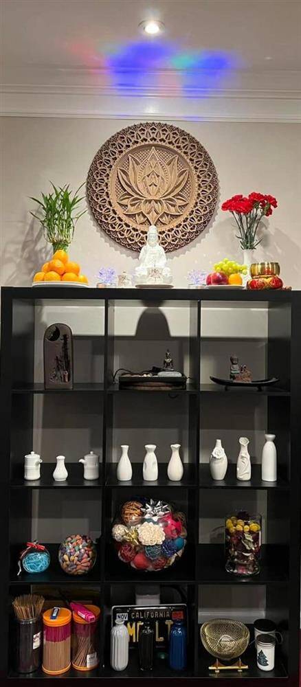 Bên dưới bàn thờ là tủ decor.