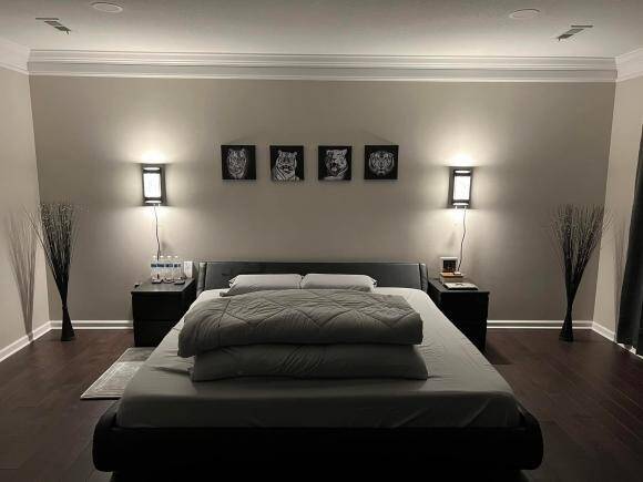 Phòng ngủ đơn giản, ấn tượng với những bức tranh đầu giường.