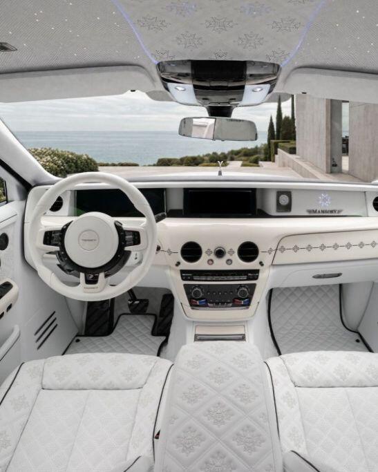 Mansory tiếp tục theo đuổi phong cách quen thuộc là thay đổi diện mạo và nâng cấp không gian nội thất.
