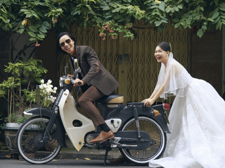 Việt Hương mặc đầm xẻ ngực sâu kỷ niệm 20 năm cưới - 8