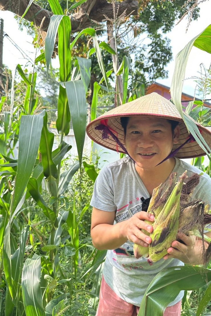 Trọng Tấn thu hoạch ngô tím, sim chín ở khu nghỉ dưỡng 4.000 m2 - 3