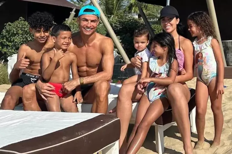 Ronaldo bên vị hôn thê Georgina Rodríguez và 5 con. Ngoài hai con gái có với Georgina, Ronaldo không công khai mẹ của con trai cả - Cristiano Jr., 16 tuổi, đang thi đấu ở vị trí tiền đạo giống bố. Năm 2017, đội trưởng tuyển Bồ Đào Nha chào đón cặp song sinh Eva Maria và Mateo nhờ người mang thai hộ.