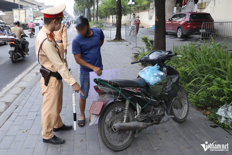 Xịt sơn đỏ biển số xe để 'né' phạt nguội, tài xế ở Hà Nội trần tình: 'Không rõ ai làm' - 3