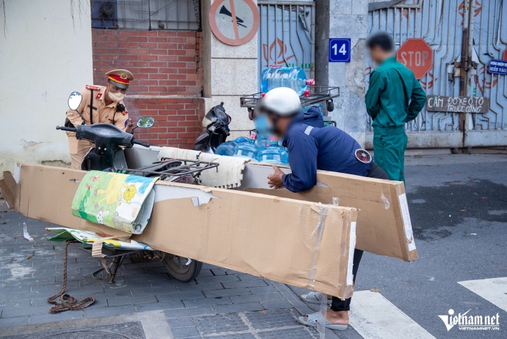 Xịt sơn đỏ biển số xe để 'né' phạt nguội, tài xế ở Hà Nội trần tình: 'Không rõ ai làm' - 2