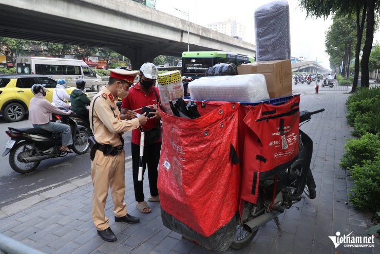 Xịt sơn đỏ biển số xe để 'né' phạt nguội, tài xế ở Hà Nội trần tình: 'Không rõ ai làm' - 6