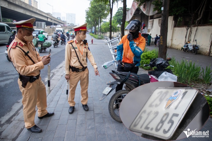 Xịt sơn đỏ biển số xe để 'né' phạt nguội, tài xế ở Hà Nội trần tình: 'Không rõ ai làm' - 5