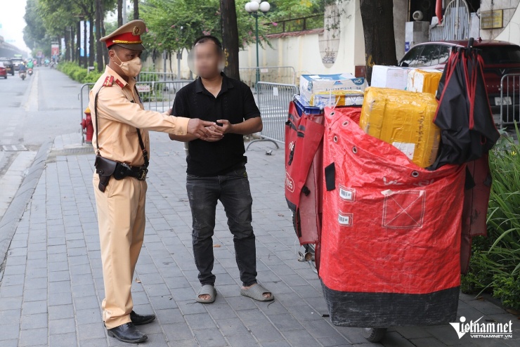 Xịt sơn đỏ biển số xe để 'né' phạt nguội, tài xế ở Hà Nội trần tình: 'Không rõ ai làm' - 7