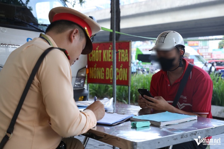 Xịt sơn đỏ biển số xe để 'né' phạt nguội, tài xế ở Hà Nội trần tình: 'Không rõ ai làm' - 8