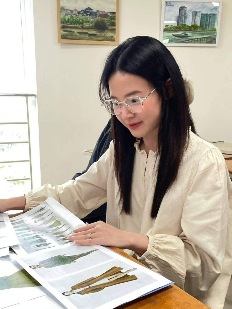 Midu thường chỉ tô son, không dùng kem nền hay phấn khi ra đường hàng ngày.