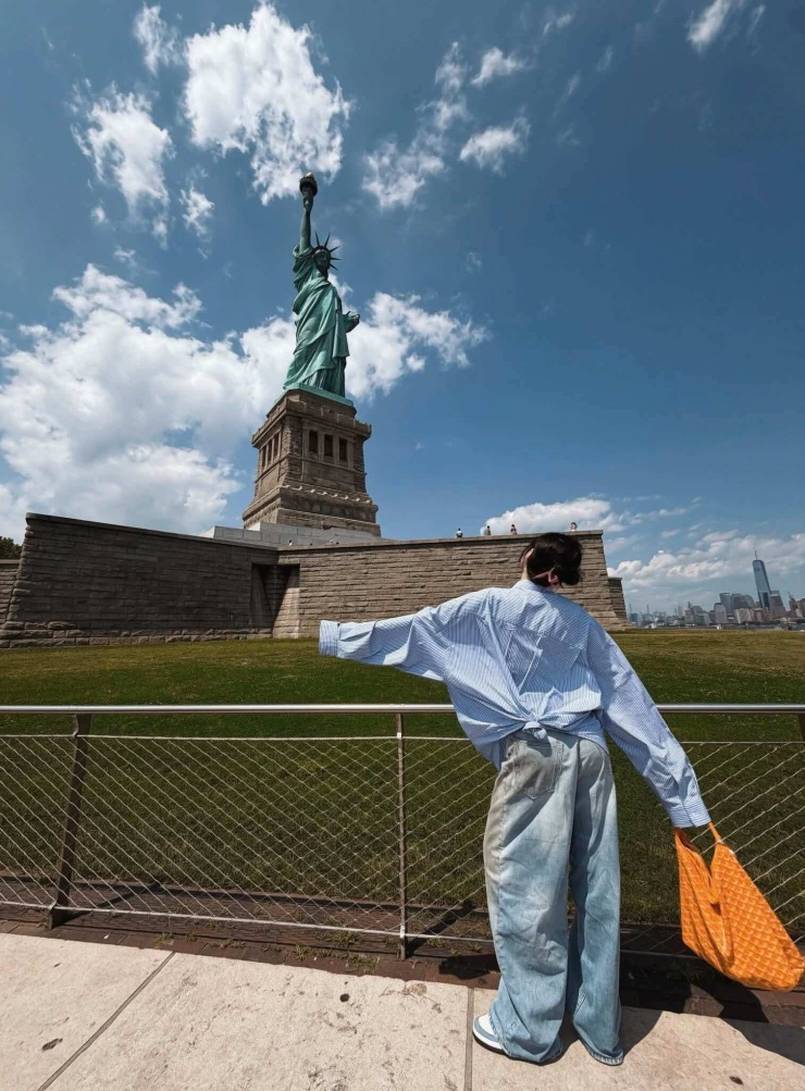 Hoa hậu Hương Giang gây chú ý trên đường phố New York - 2
