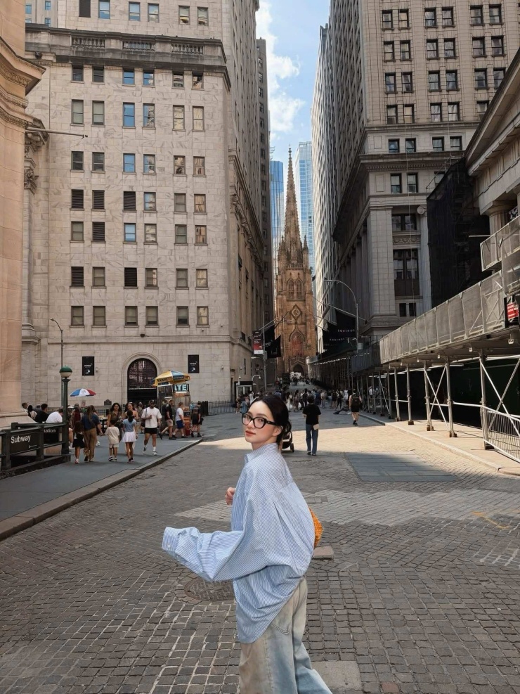 Hoa hậu Hương Giang gây chú ý trên đường phố New York - 5