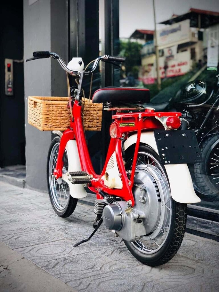Động cơ đặt sau bánh xe sau khá độc. 