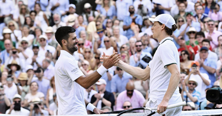 Những tình huống phòng thủ hoàn hảo của Sinner (bên phải) khiến người ta liên tưởng tới Djokovic (bên trái)