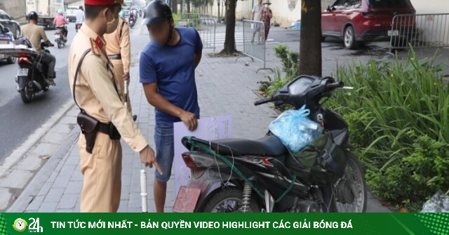 Xịt sơn đỏ biển số xe để 'né' phạt nguội, tài xế ở Hà Nội trần tình: 'Không rõ ai làm'