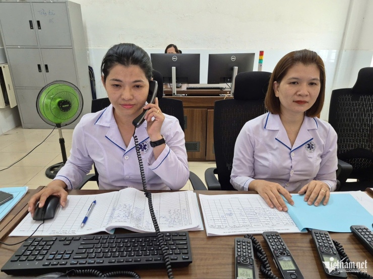Chị Dung (bìa trái) người tham gia cứu bé trai. 