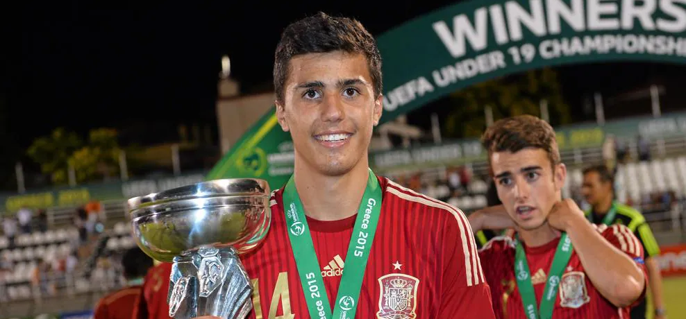 Rodri cùng cúp vô địch U19 châu Âu năm 2015