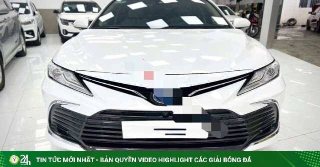 Toyota Camry Hybrid cũ đang có giá sang tay ra sao trong hè 2026?