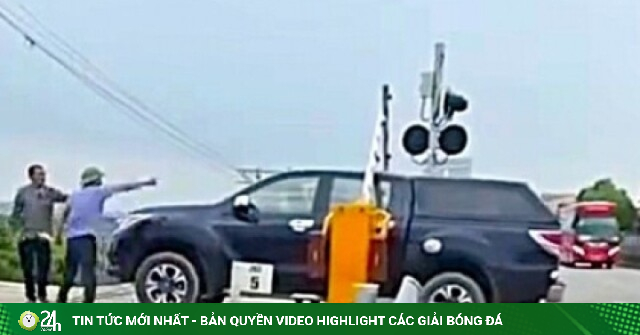Nữ tài xế điều khiển xe bán tải cố băng qua đường sắt khi rào chắn đã hạ ở Nghệ An