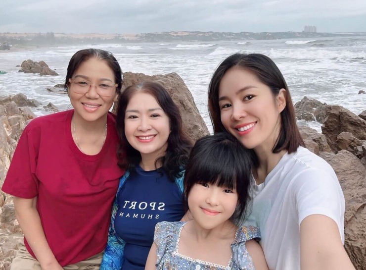 Ảnh sao 15/7: Lê Giang bế con gái Lê Lộc đi tiệc - 3