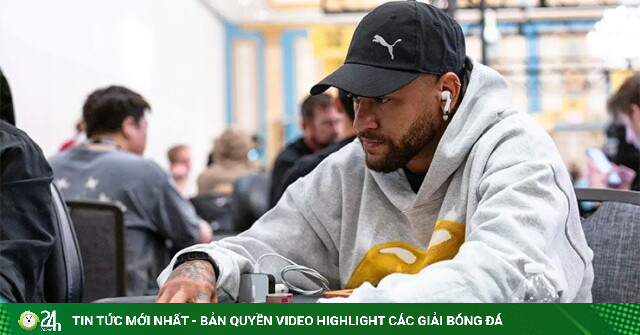 Neymar hóa "thần bài", Vinicius ăn chơi cùng bạn gái nóng bỏng hậu World Cup