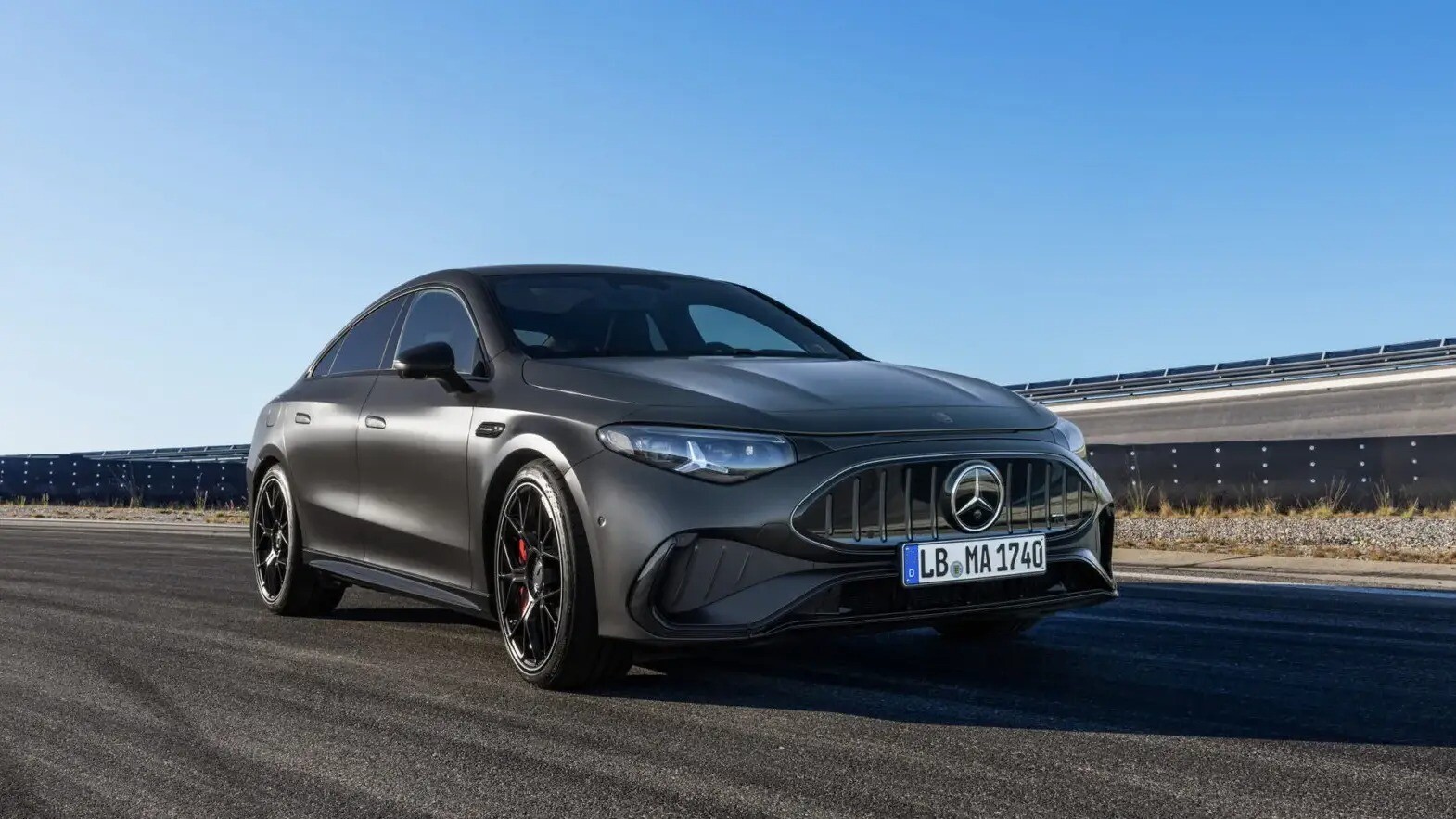 Mercedes-AMG vừa trình làng mẫu xe sedan điện CLA 45 EV.