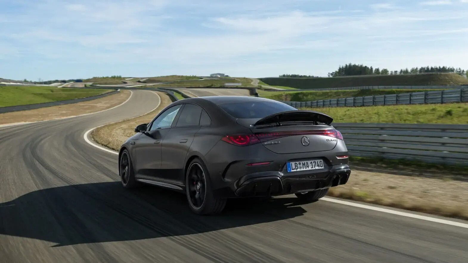 Mercedes-AMG CLA 45 EV là hệ truyền động gồm ba mô-tơ điện dạng axial-flux cho công suất 671 mã lực.
