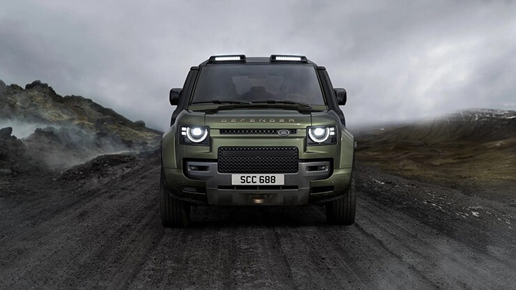 Land Rover vừa tung ra bản cập nhật mới cho dòng SUV Defender với hàng loạt thay đổi đáng chú ý, từ việc bổ sung phiên bản, cấu hình ghế cho đến sự sụt giảm sức mạnh bất ngờ trên mẫu xe đầu bảng. Một số nâng cấp đáng chú ý khác trên dòng Defender mới bao gồm màu sơn xanh Woolstone Green (dành riêng cho bản Octa), màu cam Namib Orange, lớp phim bảo vệ bóng có khả năng tự phục hồi vết xước nhỏ, cùng danh sách phụ kiện chính hãng kéo dài như hộp đựng đồ gắn cửa sau có khóa và hệ thống đèn trợ sáng trên nóc.
