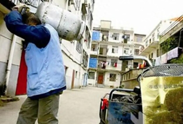 Để có tiền nuôi con gái ăn học và chữa bệnh cho vợ, ông chuyển sang nghề giao bình gas. Công việc tưởng chừng đơn giản nhưng vô cùng vất vả.