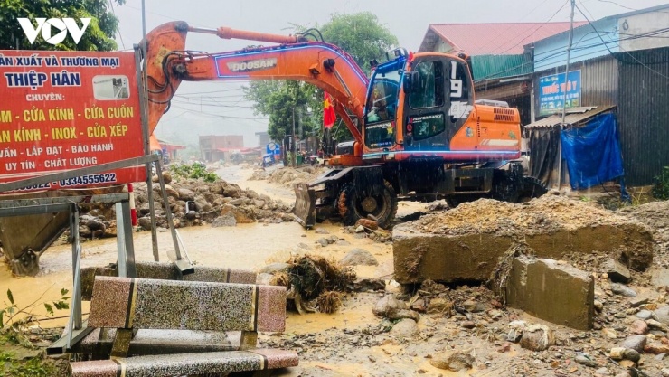 Đất đá vùi kín hàng trăm mét mặt đường sau lũ ống ở Minh Lương, Lào Cai - 3