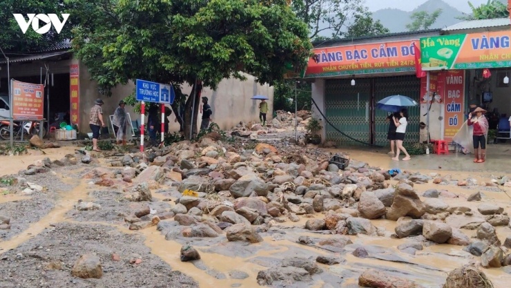 Đất đá vùi kín hàng trăm mét mặt đường sau lũ ống ở Minh Lương, Lào Cai - 4