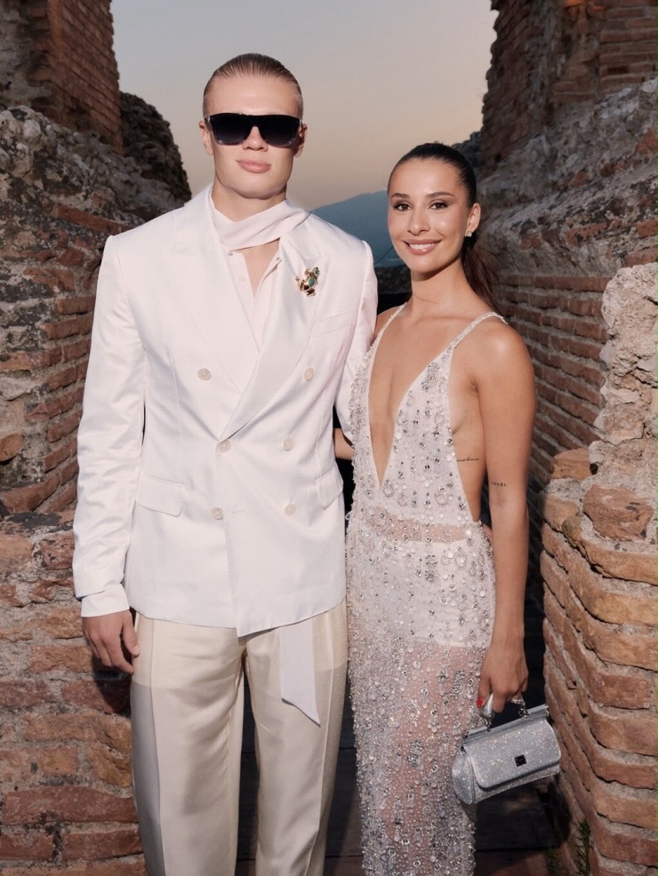 Erling Haaland cùng bạn gái Isabel Haugseng Johansen tham dự show Dolce & Gabbana trên đảo Sicily sau khi khép lại hành trình World Cup.