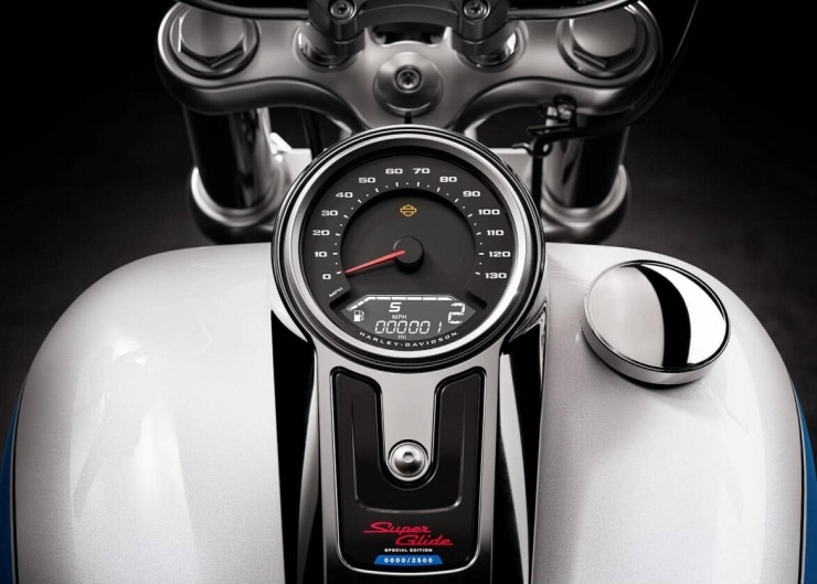 Động cơ V-Twin 1.923 cc cùng nhiều công nghệ hỗ trợ người lái