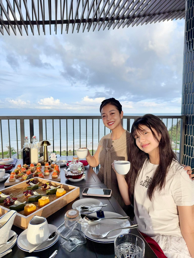 Jenni luôn khó tính trong việc liên quan ảnh hưởng đến sức khỏe gia đình. Độ an toàn cao, tốt cho sức khỏe và thân thiện với môi trường là những tiêu chí được Jenni chú trọng khi chọn nguyên liệu nấu. Chẳng hạn, khi đi siêu thị, mình sẽ hạn chế mua thực phẩm có chất bảo quản, ưu tiên chọn loại có nguồn gốc thiên nhiên, chứa dưỡng chất tốt cho sức khỏe, được sản xuất bởi các thương hiệu uy tín. 